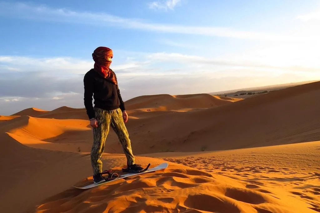 Sandboard en el desierto del Sahara in Sahara Desert, Algeria